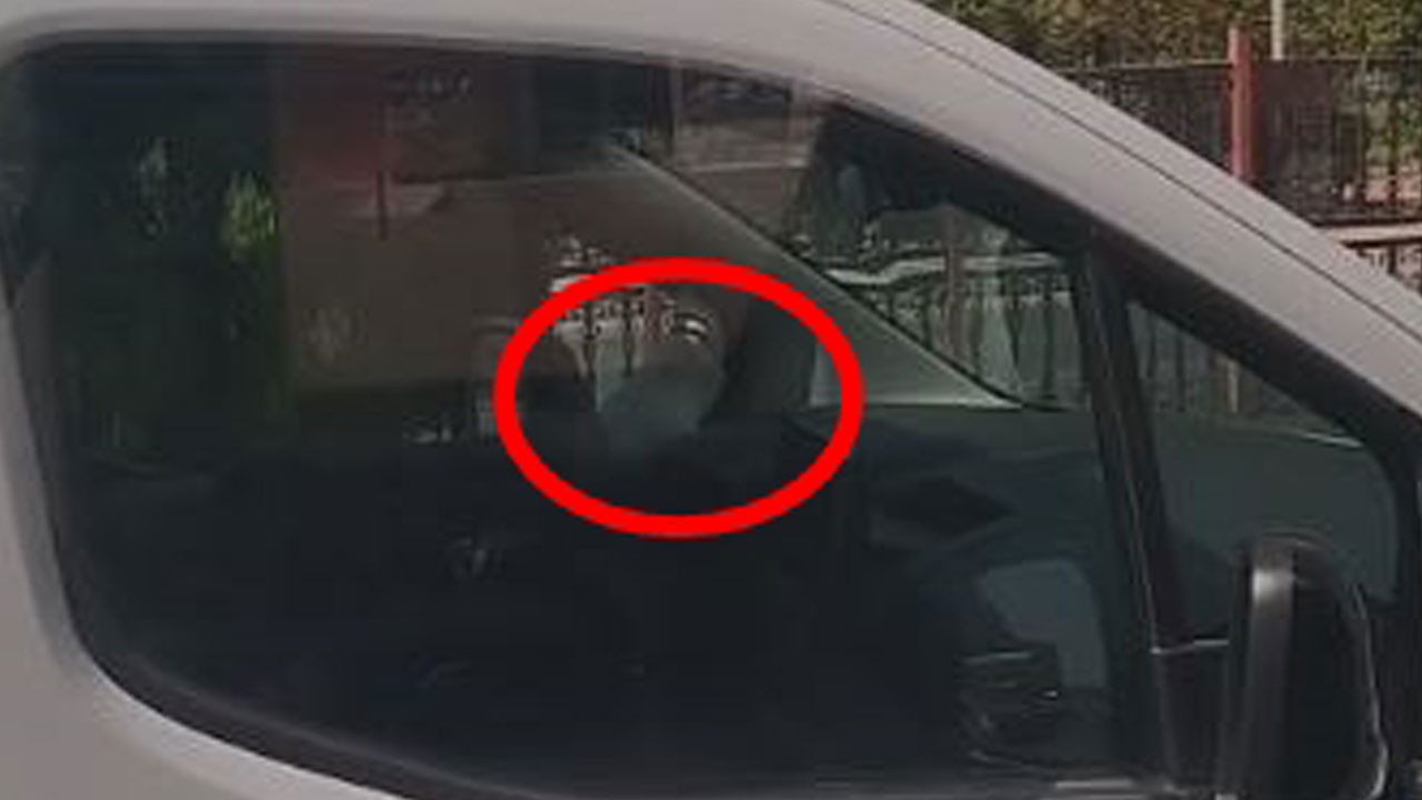 Mardin’de pes dedirten görüntü! Ayağını cama koyup aracı böyle kullandı