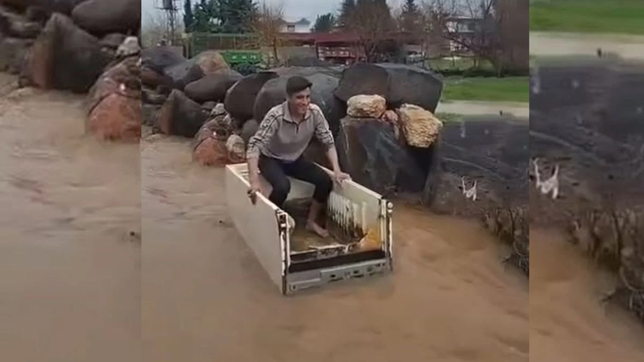 Mardin'de Sağanak Sonrası ilginç fotoğraf! Yüzen buzdolabını tekne gibi kullandı