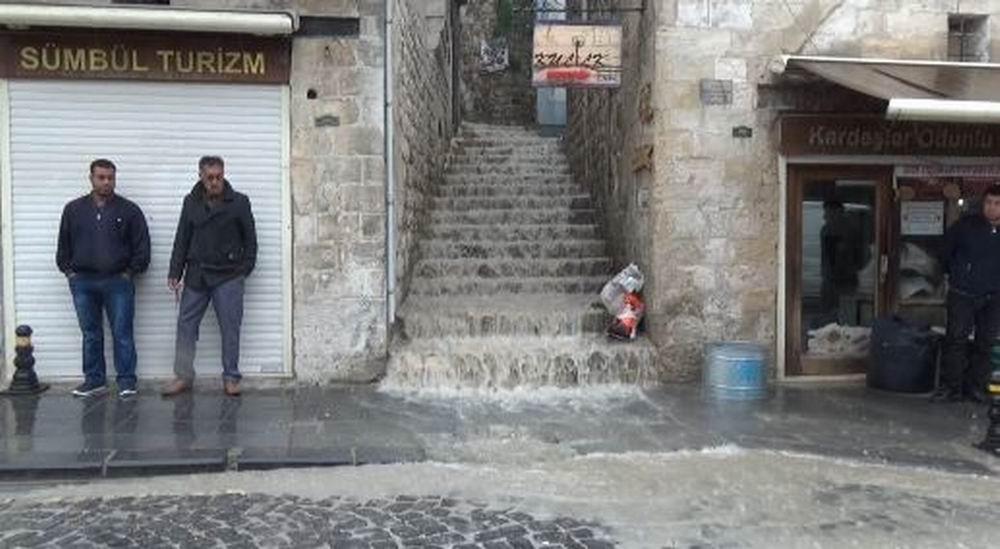 Mardin’de sağanak yağış hayatı olumsuz etkiledi 