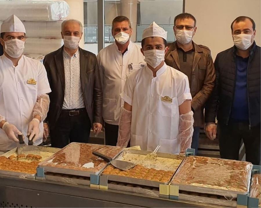 Mardin’de sağlık çalışanlarına tatlı ikramı 