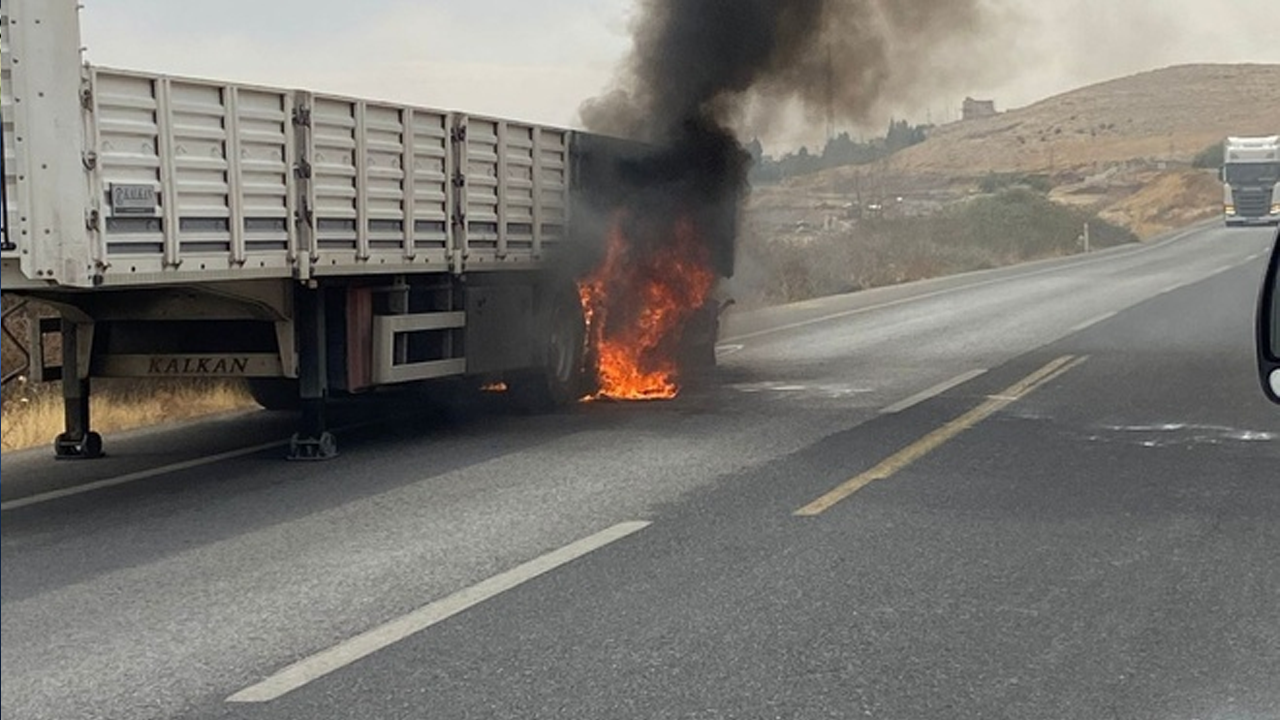 Mardin’de seyir halindeki TIR alev aldı