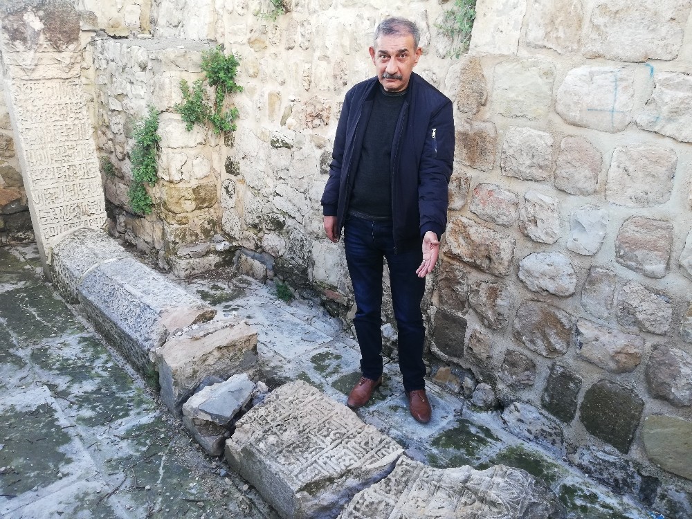 Mardin’de tarihi mezarlar tahrip edildi 