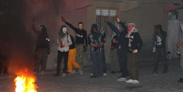 Mardin'de yol kapatıp trafola taradılar