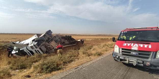Mardin'de zeytinyağı yüklü TIR devrildi!