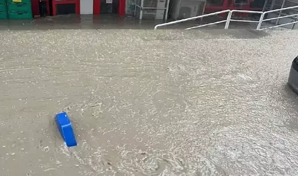 Mardin’in ilçesinde altyapı çöktü: Yollar göle döndü, ekipler tahliyeye yetişemedi