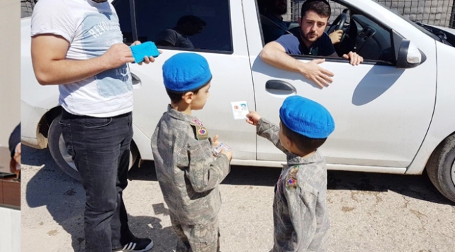 Mardin’in Nusaybin ilçesinde çocuklar yol kontrolü yaptı