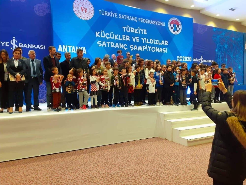 Mardinli Tuana Abak satranç şampiyonasında birinci oldu 
