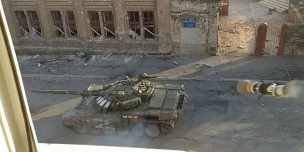 Mariupol’de ilerleyen Rus tankı el tipi tanksavar ile vuruldu