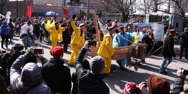 Market arabalarıyla yarıştılar