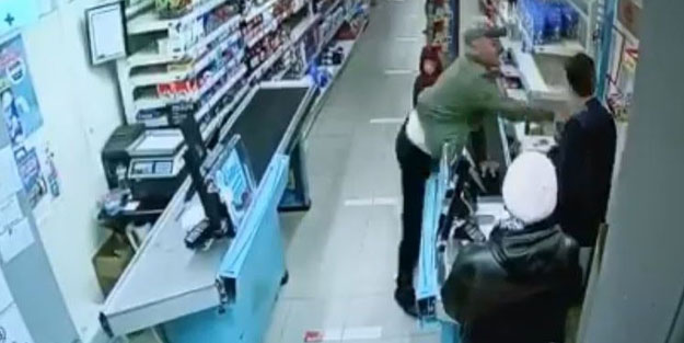 Market çalışanının cevabını beğenmedi tokat attı! O anlar kamerada