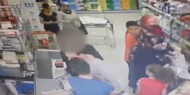 Market çalışanıyla hırsızın boğuşma anı kamerada