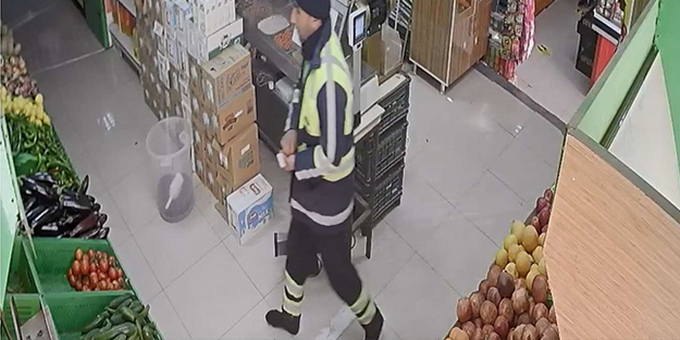 Market kirlenmesin diye çamurlu ayakkabılarını çıkarıp...