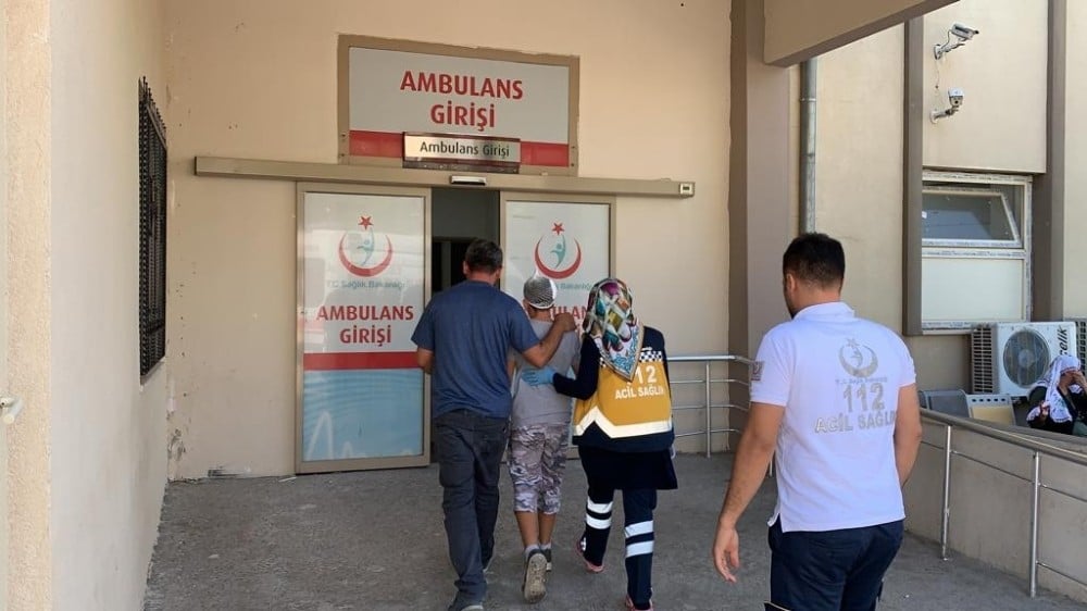 Market raflarını düzenlerken düşüp yaralandı 