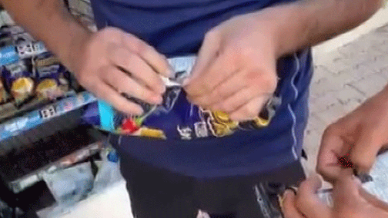 Markete giren zabıtalar suç üstü yaptı! Özellikler çocuklar paket paket tüketiyor!