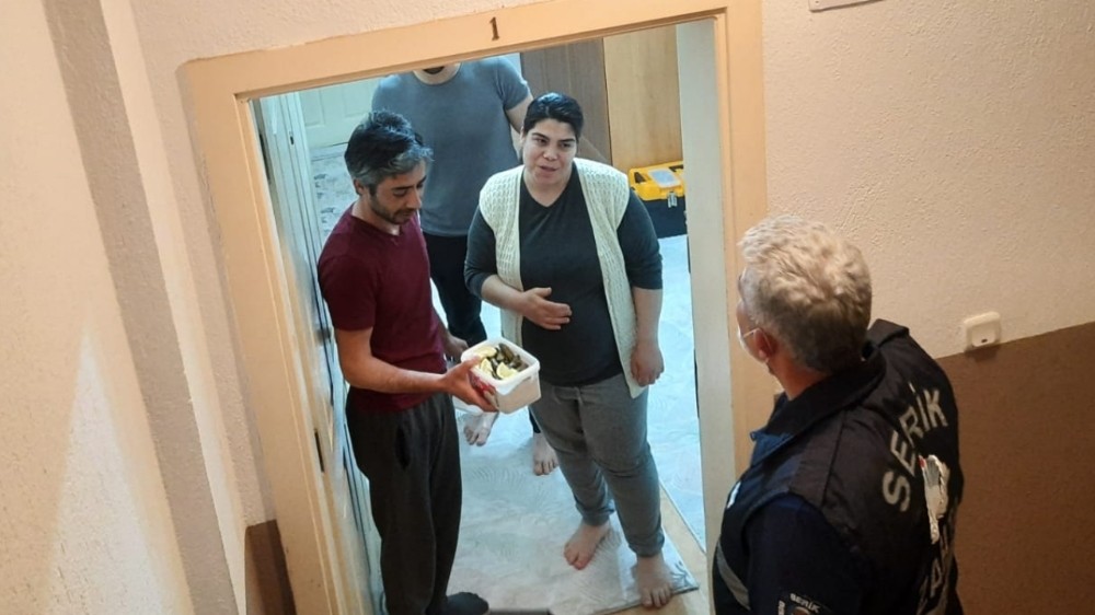 Marketler kapalı olunca zabıta, evindeki yaprak sarmasını alıp hamile kadına götürdü 