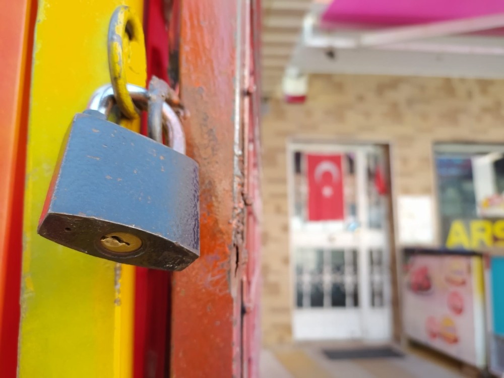 Marketler pazartesi gününe kadar kepenk kapattı 