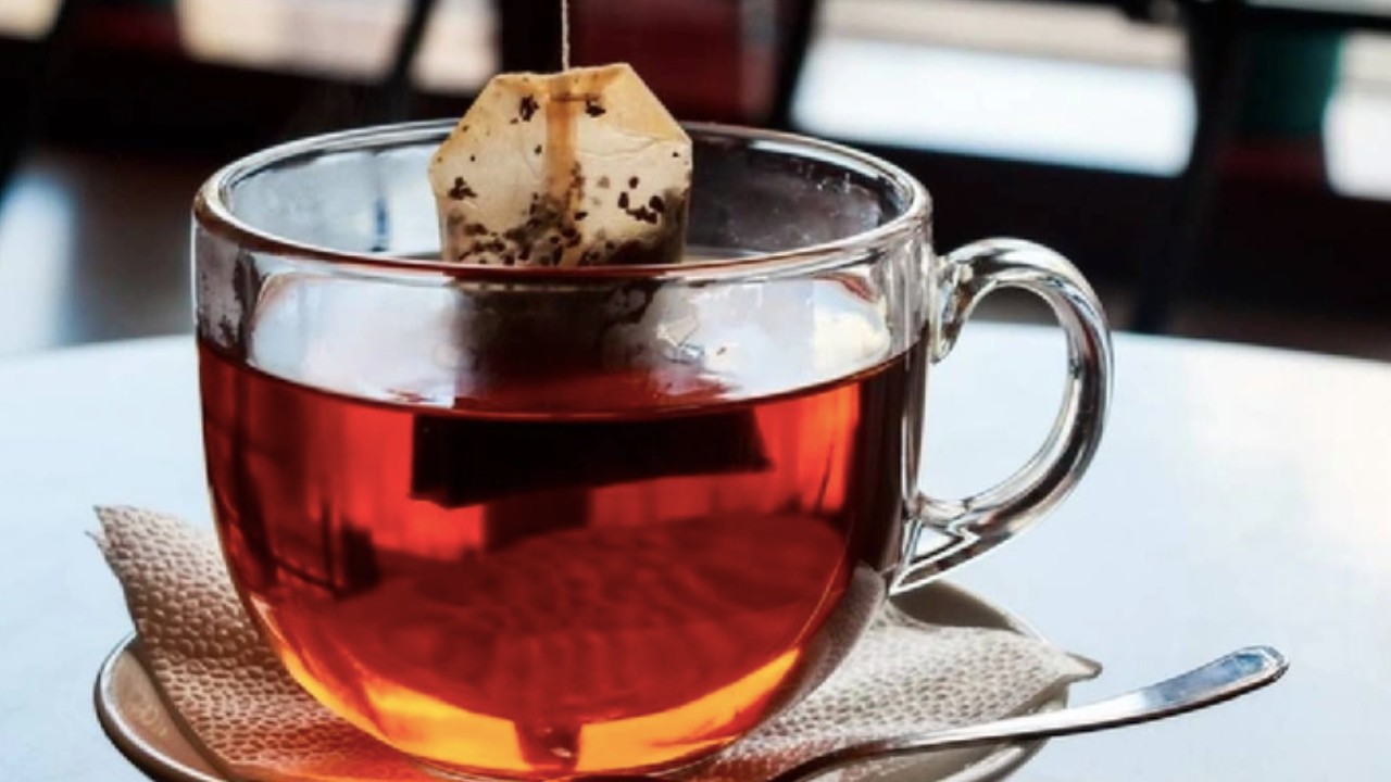 Marketlerden toplatılıyor! Ünlü çay markasında zehirli madde tespit edildi