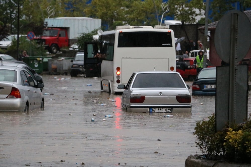 Markette alışveriş yaparken sular içinde kaldılar 