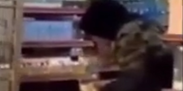 Markette dehşet görüntü! Koronavirüs başkalarına da bulaşsın diye bakın ne yaptı