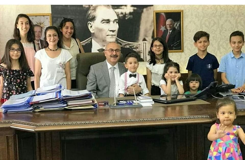 Marketten aldıkları özel ekmeği küflü çıkan çökyaklı kızın imdadına Vali Köşger yetişti 
