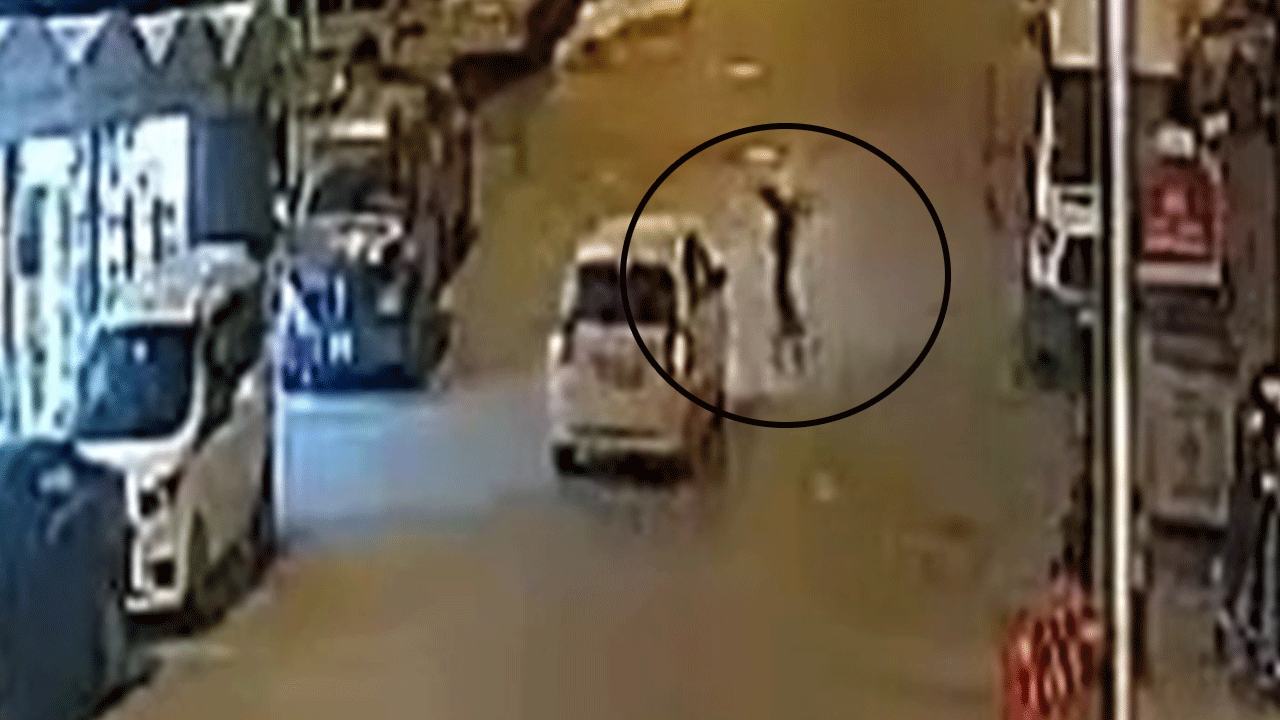 Marketten çıkan kız çocuğuna araba çarptı!