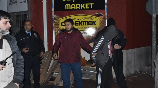 Marketten çikolata çalan 2 kişi yakalandı