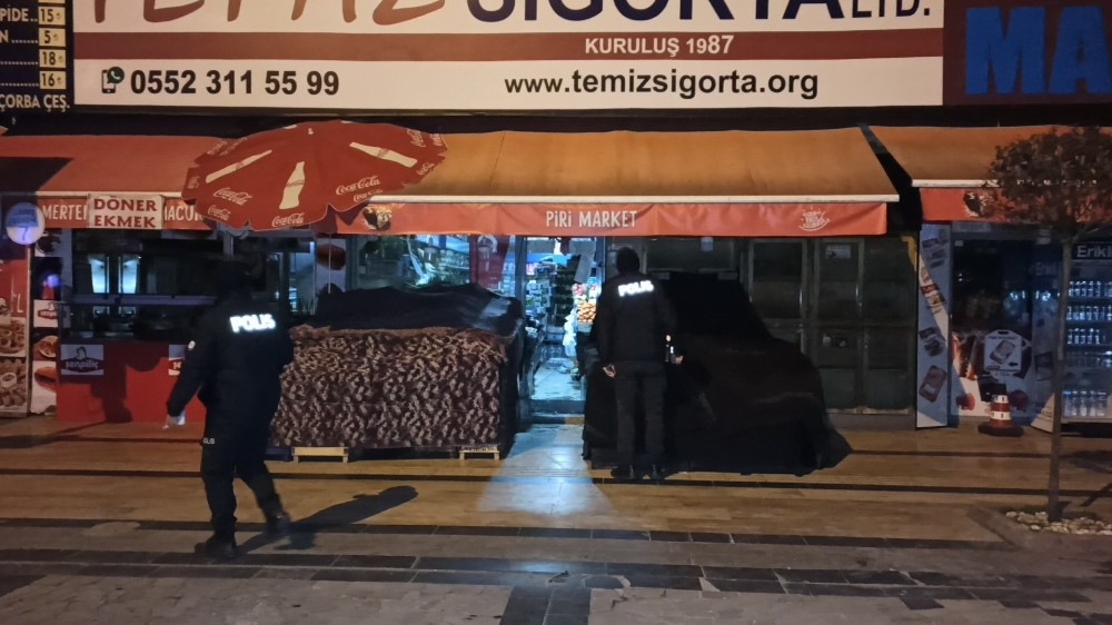 Marketten istediği bedava sigarayı alamayınca camlarını kırdı 