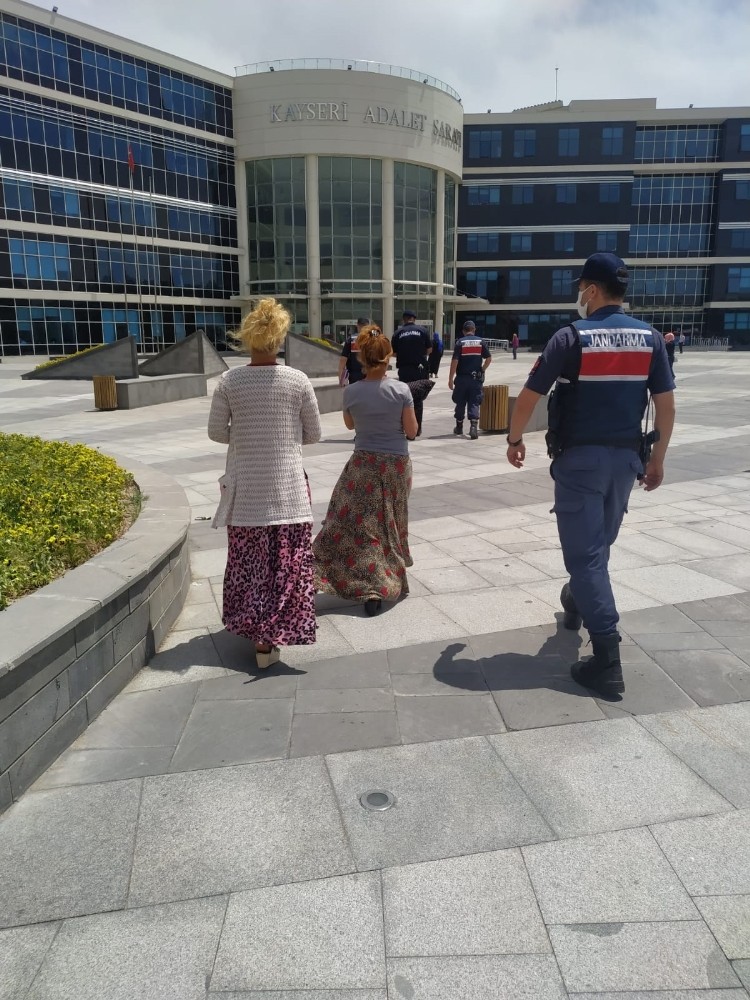 Marketten tırnakçılık yapan 2 kadın jandarma tarafından yakalandı 