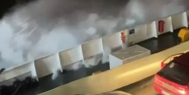 Marmara Denizinde korku dolu anlar! Dalgalar metrelerce yükseldi