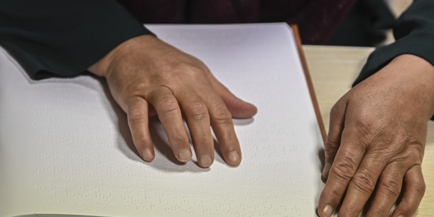 Marmara depreminde gözlerini kaybetmişti! Braille alfabesiyle Kur'an-ı Kerim'i hatmetti