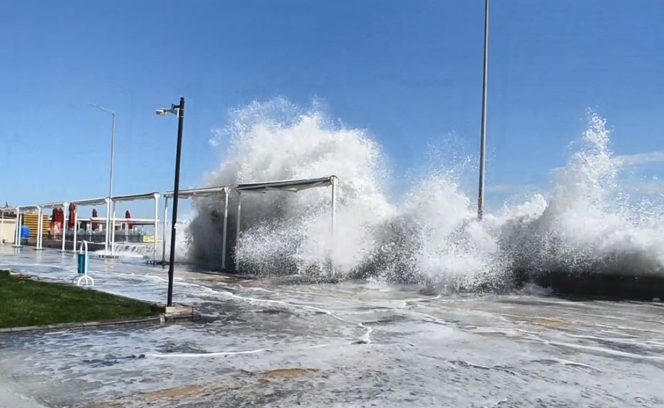 Marmara’da hırçın dalgalar: Dev dalgalar 30 metreye ulaştı 