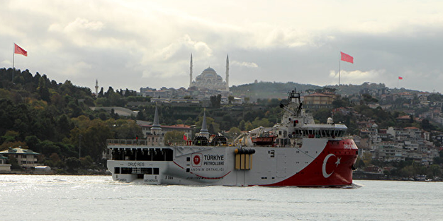 Marmara'dan geçti Akdeniz'e gidecek: Türk devini gören telefona sarıldı