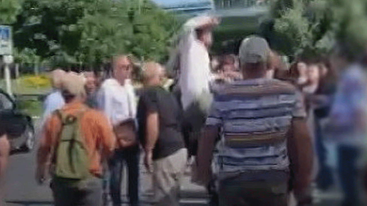 Marmaray'da adres tarifi kavgaya dönüştü! Yumruklar havada uçuştu!