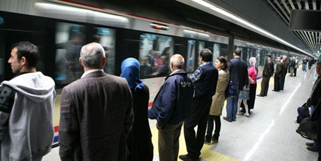 Marmaray'da bir kişi raylara düştü, seferler durduruldu