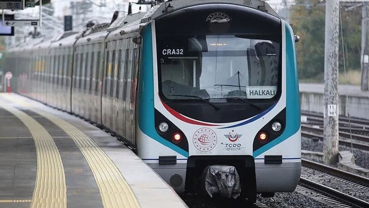 Marmaray’da panik anları! Raylara inen kadın trenin altında sıkıştı