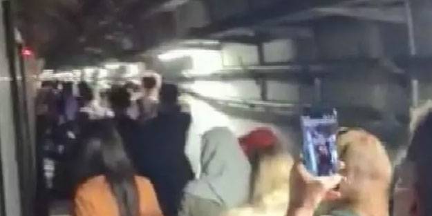 Marmaray'da tren arıza yapınca yolcular raylar üzerinde yürüdü