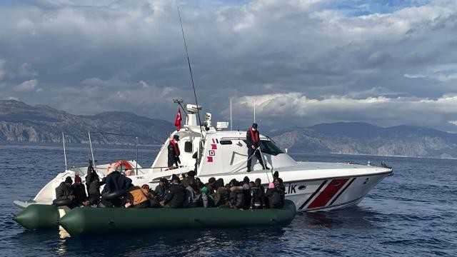 Marmaris açıklarında 52 düzensiz göçmen kurtarıldı