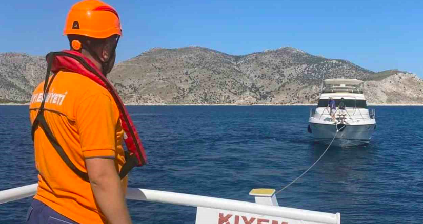 Marmaris açıklarında arızalanıp sürüklenen teknede mahsur kaldılar