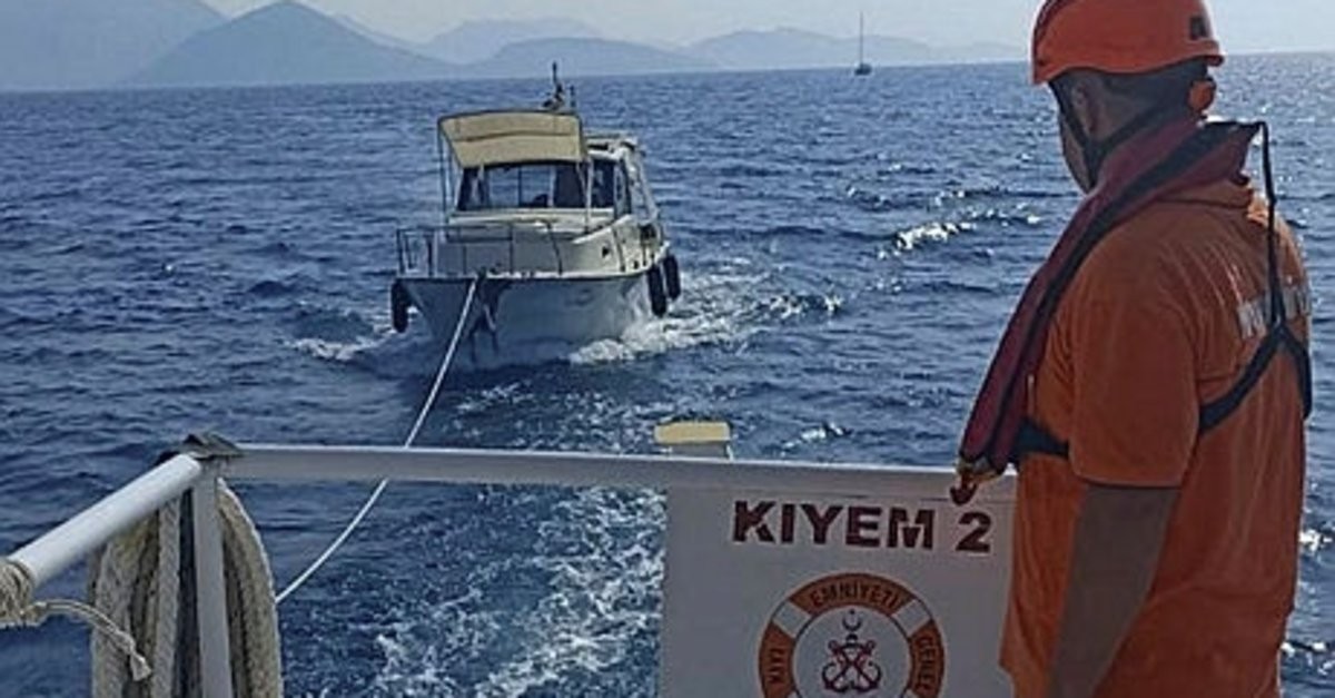 Marmaris açıklarında sürüklenen içinde 2 kişi olan tekne kurtarıldı
