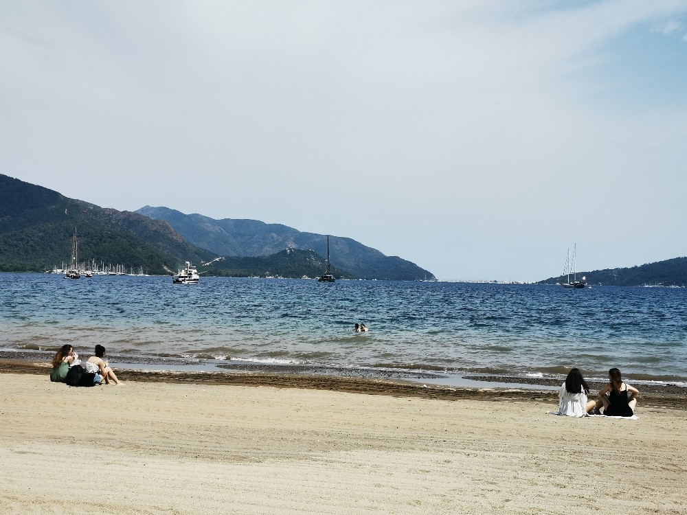 Marmaris plajlarında sosyal mesafe var, maske yok 