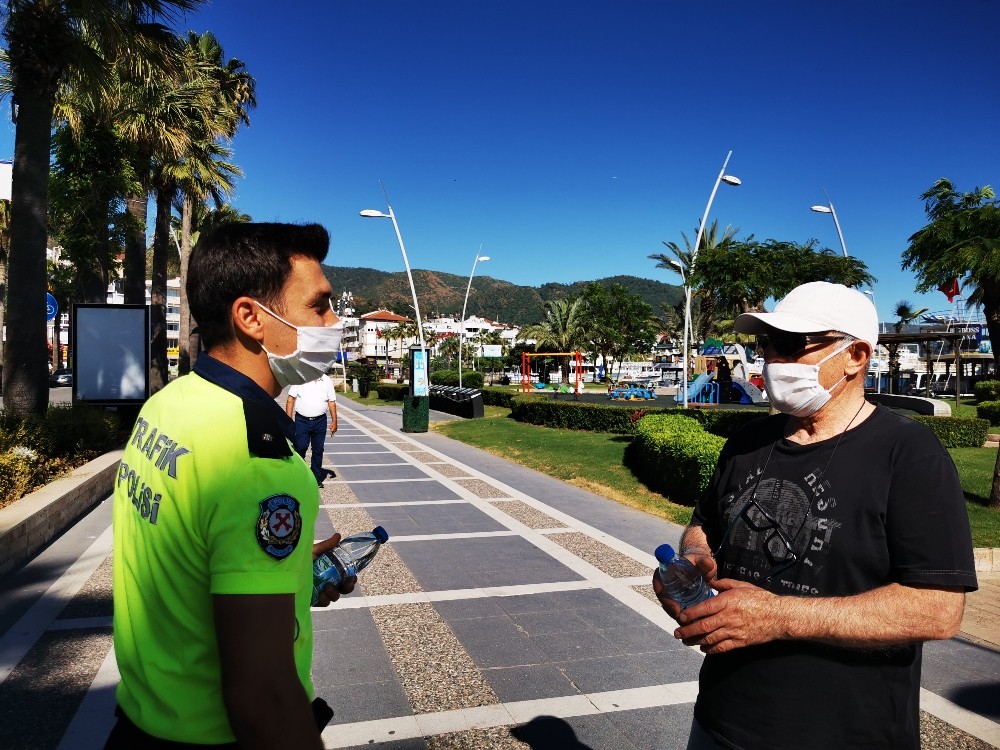 Marmaris polisi sokağa çıkan yaşlılara su dağıttı 