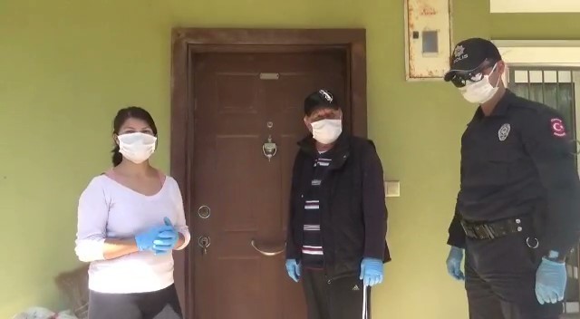 Marmaris polisinden kapıda kalan aileye çilingir yardımı 