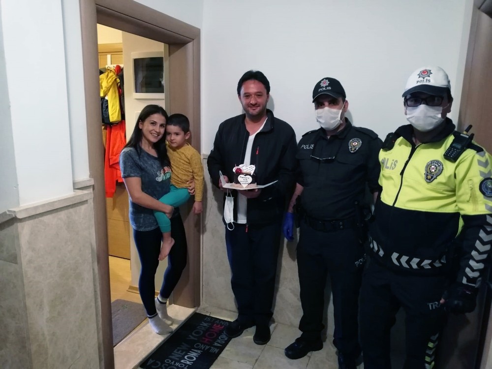 Marmaris polisinden vatandaşa sürpriz evlilik yıl dönümü pastası 