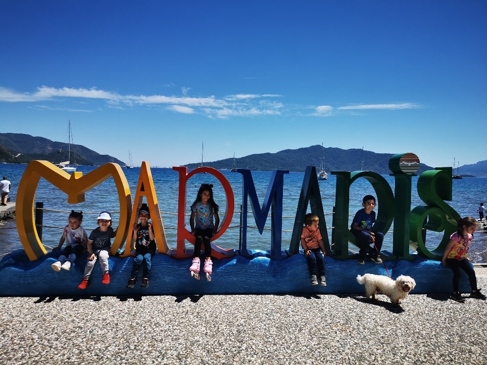 Marmaris sokakları çocuklarla şenlendi 