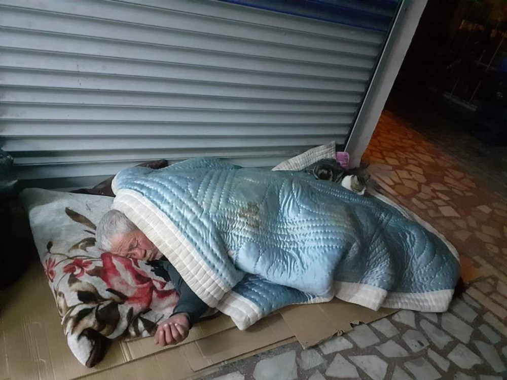 Marmaris sokakta yaşayan yaşlı adam için seferber oldu 
