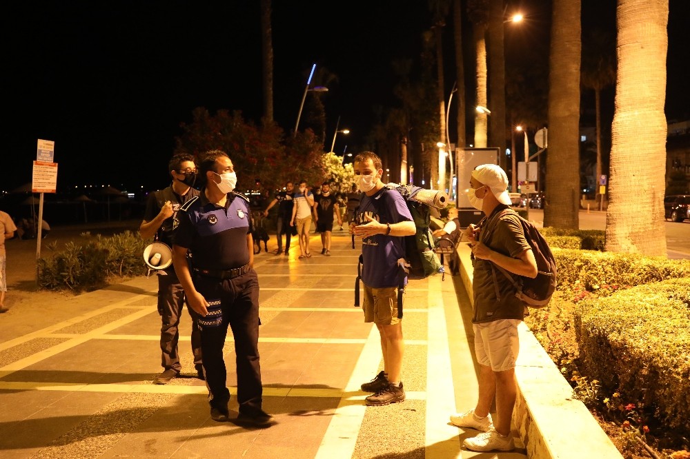 Marmaris zabıtasından maske ve sosyal mesafe uyarısı 
