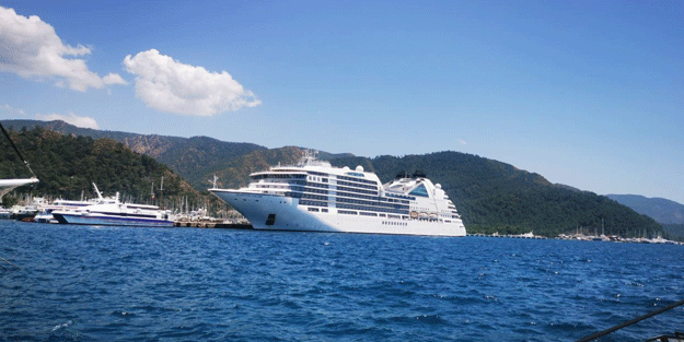 Marmaris’e dev kruvaziyer demir attı