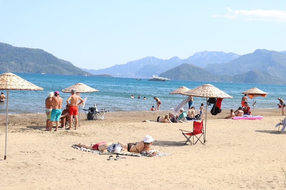Marmarisliler kısıtlama öncesi denizin keyfini çıkardı 