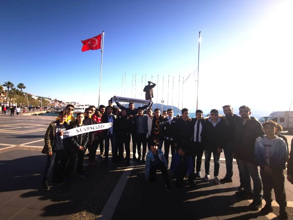 Marmarissporlu taraftarlar şehitler için yürüdü 