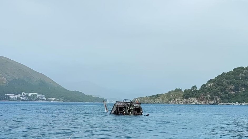  Marmaris’te açıkta demirleyen gezi teknesi battı!